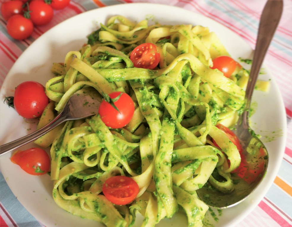 fettucine-au-pesto-de-pousses-depinard-et-tomates-cerises-fraiches-toque-et-tablier