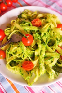 fettucine au pesto de pousses d'épinard et tomates cerises fraîches toque et tablier