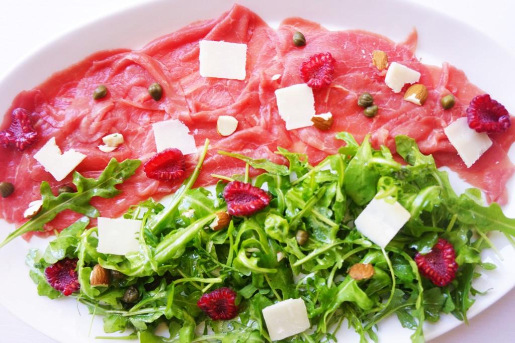 carpaccio boeuf framboises et parmesan toque et tablier