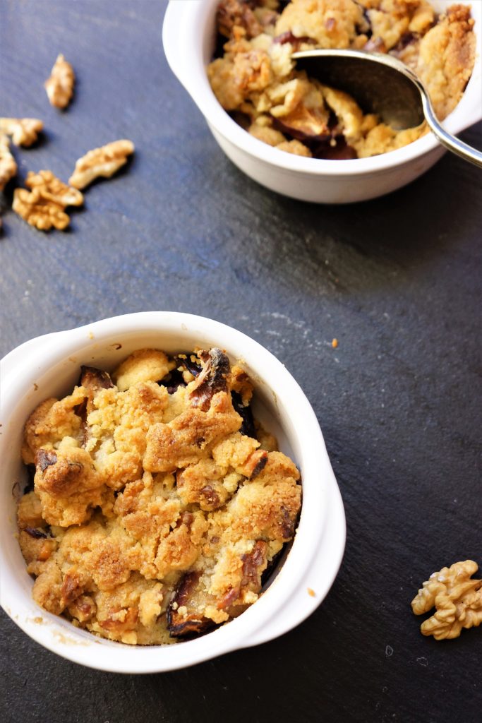  crumble prunes noix toque et tablier.